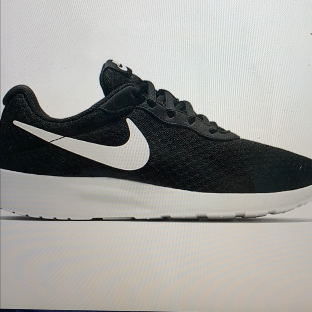 Nike Tanjun Sneaker size 7.5